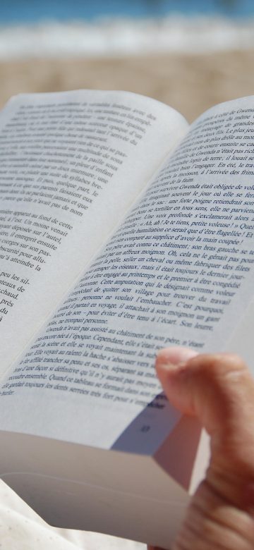 漫蛙漫画 App 阅读设置面板截图，列出翻页方式、亮度、护眼与字号选项，滑块与开关以细描边呈现